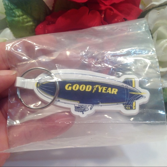 Vintage Keychain Goodyear Blimp - Picture 4 of 7